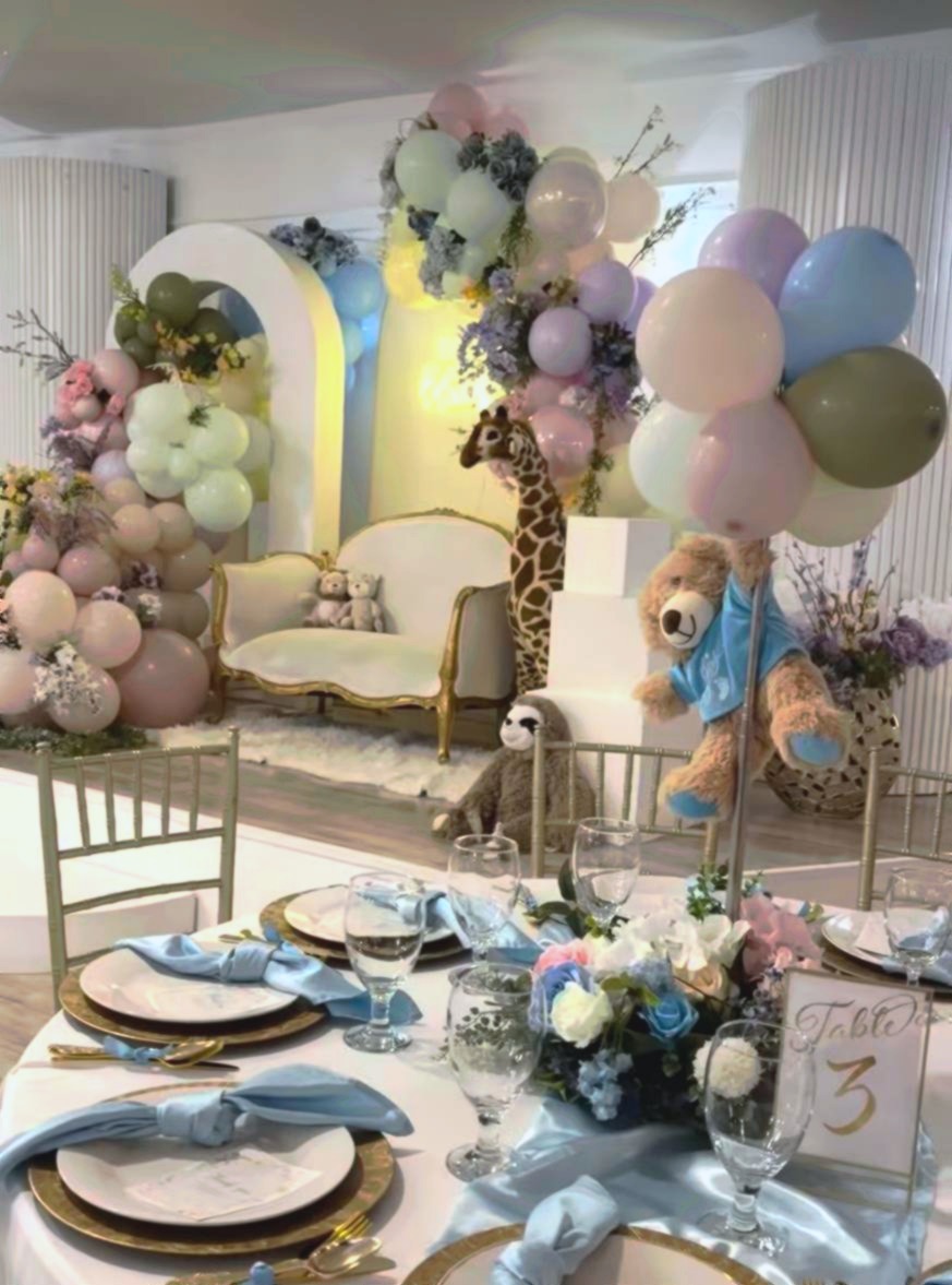 Safari theme baby shower tablescape with blue napkins giraffe and bear balloon centerpiece at Carissa Venue