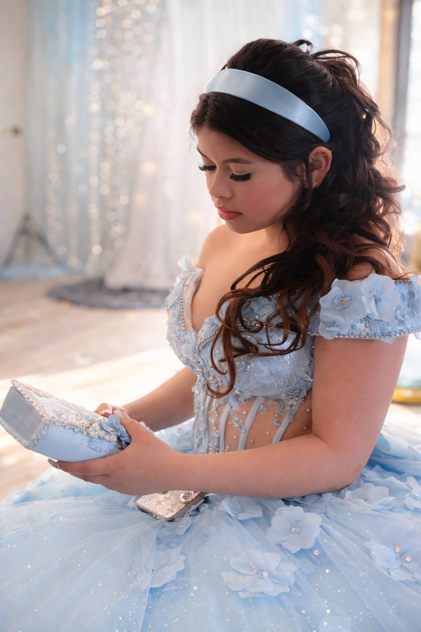 Quinceañera girl in blue ball gown at Carissa Venue Terrytown LA